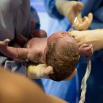 Nằm mơ đỡ đẻ là điềm lành hay điềm dữ? Đánh con lô nào?